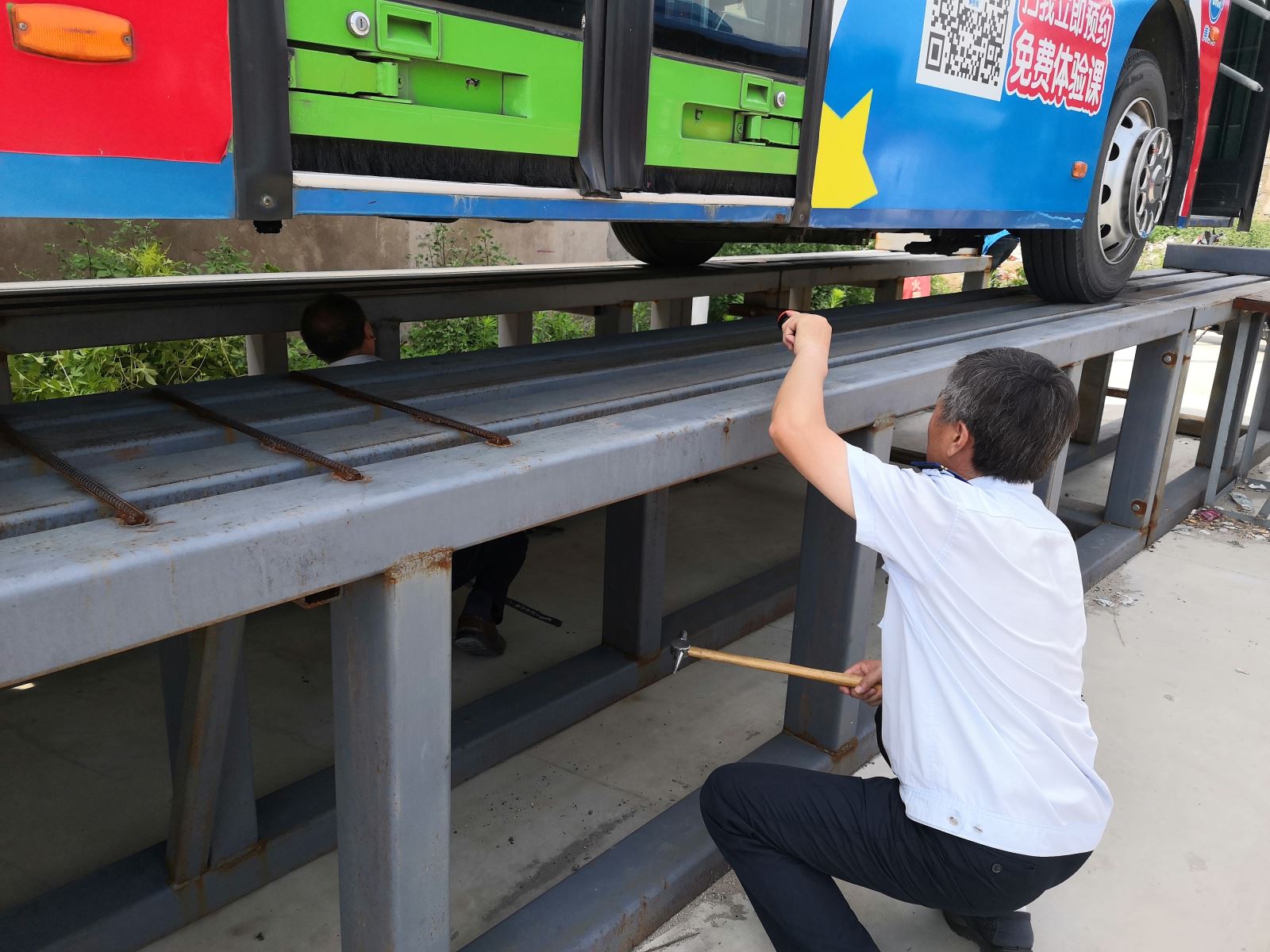 公交集團(tuán)公交事業(yè)一部做好車輛安全部件檢查保障夏季行車安全